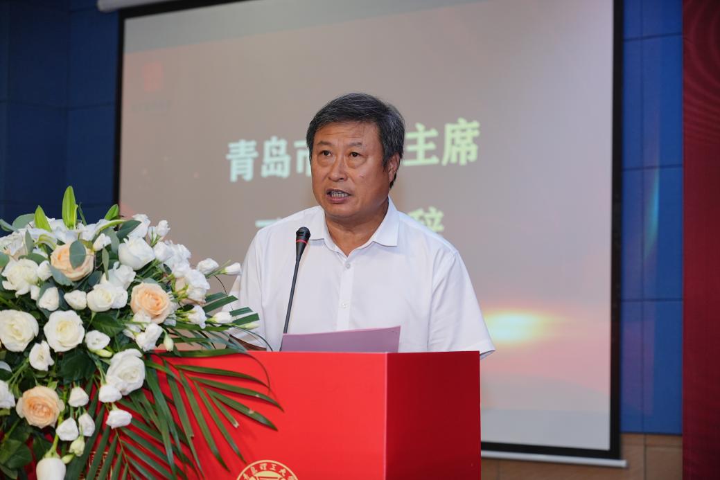 图4 中国美术协会理事、青岛市文联主席、青岛大学美术公司经理王绍波致辞